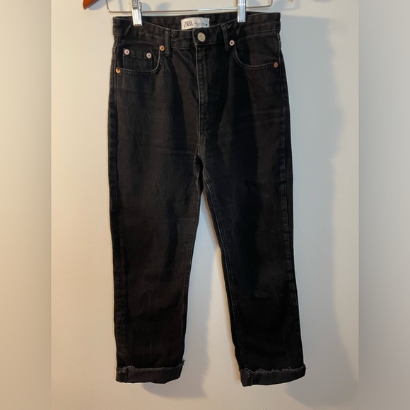 Zara|| Black Distressed Straight Leg Jeans with a raw hem. Size 4 - Picture 3 of 10